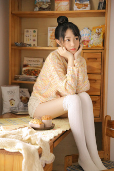 在车里掀起乳罩啃咬奶头